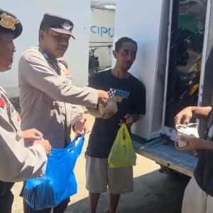 ‘Polisi Peduli’ Peringati Hari Buruh, Polsek Woha Polres Bima Kabupaten Bagikan Nasi Kotak Kepada Buruh Angkut di Terminal Tente