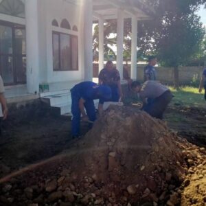 “Polisi Peduli” Bhakti Religi, Satpolairud Polres Bima Kabupaten Bersama Warga Gotong Royong Bersihkan Masjid Nurul Bahari