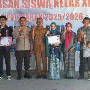 Hadir Dalam Pelepasan Siswa SMAN 1 Alas Barat, Kapolsek Berikan Motivasi dan Antisipasi Konvoi Lulusan