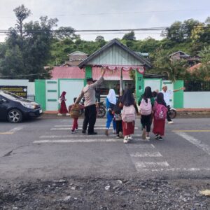 Jaga Keselamatan Siswa, Polsek Rhee Intensifkan Pengaturan Lalu Lintas Pagi di SDN Rhee