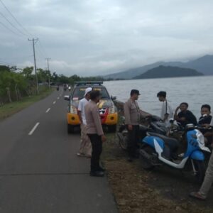 Patroli Cipkon Sore Hari, Polsek Soromandi Cegah Potensi Kriminalitas dan Imbau Warga Jaga Stabilitas Kamtibmas