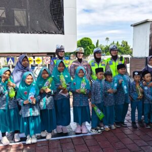 Dit Lantas Polda NTB Gelar Edukasi Lalu Lintas dan Perlindungan Anak Usia Dini bagi Siswa SD IT Yarla Batujai