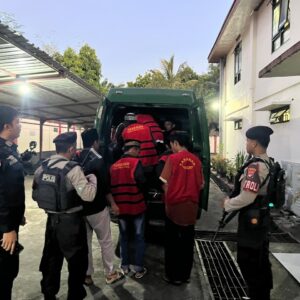 Unit Patmor Sat Samapta Polres Dompu Kawal Ketat Tahanan Menuju Sidang di PN Dompu