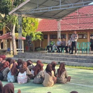 SAT LANTAS POLRES DOMPU GELAR “POLICE GOES TO SCHOOL” DI SMAN 2 DOMPU, TANAMKAN KESADARAN TERTIB BERLALU LINTAS SEJAK DINI