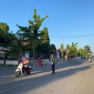 SATLANTAS POLRES DOMPU LAKSANAKAN RAWAN PAGI DAN STRONG POINT, WUJUDKAN KAMSELTIBCAR LANTAS YANG AMAN DAN LANCAR
