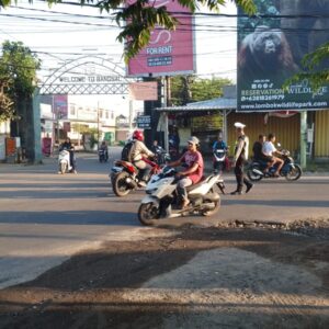 Rawan Pagi, Polsek Pemenang Atur Arus Lalu Lintas di Simpang 4 Pemenang