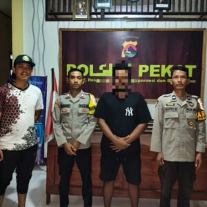 POLSEK PEKAT BERHASIL AMANKAN TERDUGA PELAKU PENCURIAN HP, SATU PELAKU MASIH DIBURU