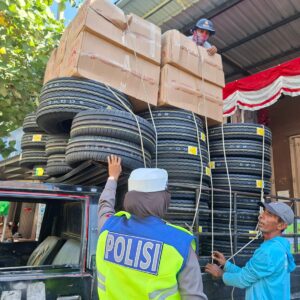 Unit Kamsel Satlantas Polres Bima Kota Berikan Himbauan Keselamatan Berlalu Lintas kepada Sopir Pick Up Pengangkut Barang