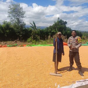 Bhabinkamtibmas Ajak Warga Manfaatkan Lahan Pekarangan untuk Tingkatkan Hasil Pertanian