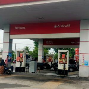 Pastikan Stok BBM Aman, Polsek Kediri Pantau Langsung Distribusi di SPBU Nyiur Gading Hari Ini