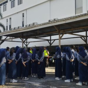 Langkah Nyata Polres Lombok Barat Cetak Generasi Tertib Berlalulintas Melalui Pembinaan Patroli Keamanan Sekolah di SMPN 1 Lembar