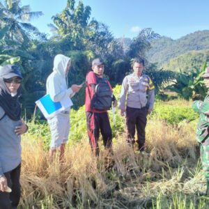 Bhabinkamtibmas Desa Kalimantong Dampingi Penentuan Titik Koordinat Destinasi Pariwisata Kerakyatan