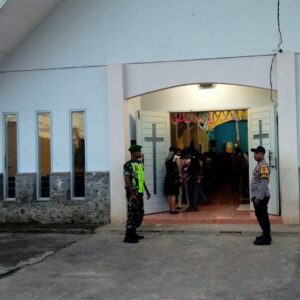 Bhabinkamtibmas Polsek Donggo Laksanakan Pengamanan Ibadah Kenaikan Yesus Kristus di Gereja Santo Paulus