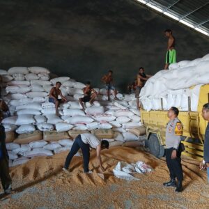 Bhabinkamtibmas Polres Bima Kota Sambangi dan Cek Aktivitas Bongkar Muat Jagung di Gudang Subur