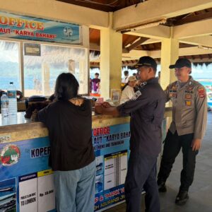 Patroli Dialogis di Dermaga Gili Air, Personel Pos Gili Air Imbau Kamtibmas dan Monitoring Bongkar Muat Barang