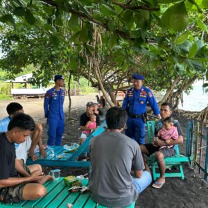 POLAIRUD POLRES DOMPU GELAR BERSIH PANTAI DAN PENGAMANAN PELABUHAN DI WILAYAH PEKAT