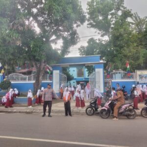 Rawan Siang Polres Bima Kota Bantu Pelajar dan Masyarakat Menyeberang Demi Ciptakan Kamtibcarlantas