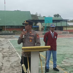 KAPOLSEK HU’U JADI PEMBINA UPACARA DI SMAN 1 HU’U, BERIKAN PENYULUHAN KAMTIBMAS DAN PENCEGAHAN KENAKALAN REMAJA