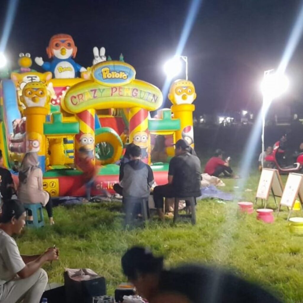 Kehadiran Babinsa di Pasar Malam Bawa Rasa Aman Warga