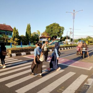 Hadir di Tengah Aktivitas Pagi Masyarakat, Polsek Tanjung Atur Arus Lalu Lintas di Depan SMPN 1 Tanjung