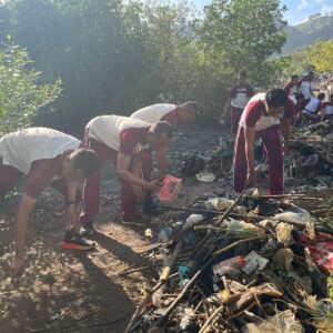 Sinergitas Polres Bima Kota dan Pemkot Bima Bersihkan Kawasan Pantai Lawata