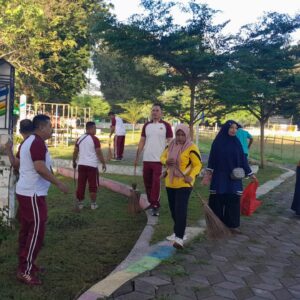Ciptakan Lingkungan Sehat, Polsek Rasanae Timur Gotong Royong Bersama Warga