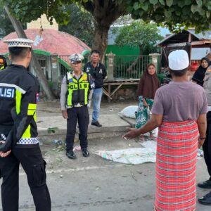 “Jum,at Berbagi” Satlantas Polres Bima Bagikan Nasi Bungkus Bagi Komunitas Ojek dan Pedagang do Pasar Tradisional Tente