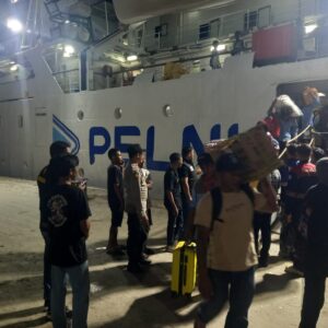 Polsek Kawasan Pelabuhan Laut Bima Laksanakan Pengamanan KM Wilis Saat Embarkasi dan Debarkasi Penumpang