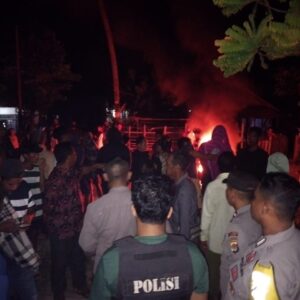 POLSEK DOMPU BERHASIL KENDALIKAN AKSI PEMBLOKIRAN JALAN DI DUSUN PALIKARAWE SECARA HUMANIS