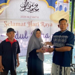 Kapolres Sumbawa Barat Serahkan Daging Kurban Langsung ke Masyarakat dan Media