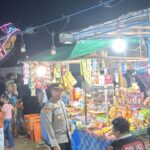 Kapolsek Bayan Pimpin Langsung Pengamanan Pasar Malam “Rona-Rona”, Wujud Nyata Polri Hadir Melayani