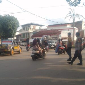 Melalui Patroli Siang, Polsek Woha Hadir Memberikan Rasa Aman Bagi Masyarakat di Wilayah Hukumnya
