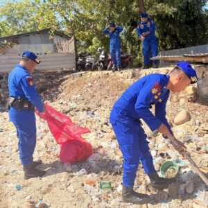 “Polisi Peduli” Satpolairud Polres Bima Kabupaten Gelar PAM Wisata dan Bersihkan Sampah di Sepanjang Pantai Kalaki