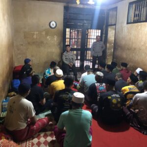 SAT BINMAS POLRES DOMPU TINGKATKAN PEMBINAAN KEAGAMAAN MELALUI KHOTBAH JUMAT DAN CERAMAH KEPADA TAHANAN