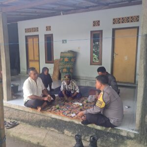 Bhabinkamtibmas Desa Tanak Rarang Intensifkan Sambang dan DDS, Jaga Kamtibmas Tetap Kondusif