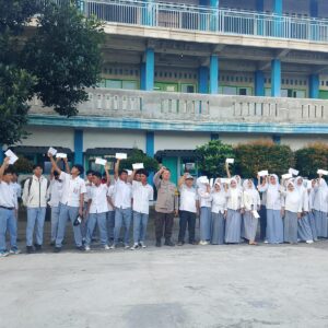 Bhabinkamtibmas Lenek Pesiraman Amankan Kelulusan Siswa SMK Majidi, Berikan Himbauan Kamtibmas