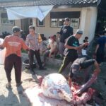 Bhabinkamtibmas Desa Tirtanadi Monitoring Pemotongan dan Pembagian Daging Qurban