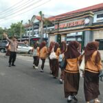 Personel Polsek Sukamulia Laksanakan Strong Point Pagi di Depan SMPN 1 Sukamulia