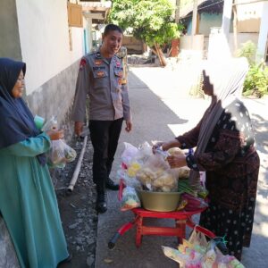 Bhabinkamtibmas Desa Pohgading Timur Laksanakan Sambang Desa Dan Silaturahmi Bersama Warga Binaan Serta Ibu PKK