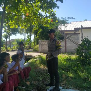 Bhabinkamtibmas Desa Kerumut Berikan Nasehat Dan Motivasi Kepada Murid Sdn 2 Kerumut Melalui Giat Sambang Dan Silaturahmi