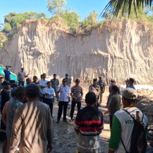 Kapolsek Labuhan Haji Pimpin Pengamanan Aksi Protes Warga Terkait Dugaan Pencemaran Sungai Akibat Tambang Galian C