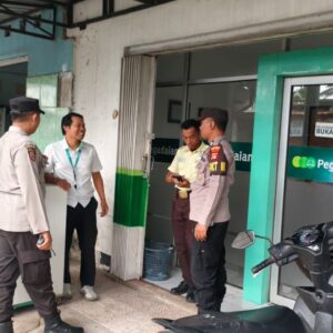 Patroli Objek Vital, Polsek Praya Barat Daya Imbau Security Pegadaian Waspadai Gangguan Kamtibmas
