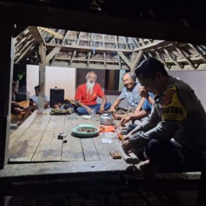 BHABINKAMTIBMAS POLSEK KEMPO AKTIFKAN RONDA MALAM DAN BINA SATKAMLING GUNA JAGA KAMTIBMAS DESA