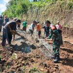 Babinsa Narmada Pimpin Pentalutan Jalan Demi Keselamatan Warga