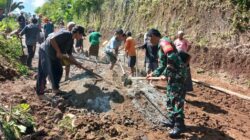 Babinsa Narmada Pimpin Pentalutan Jalan Demi Keselamatan Warga