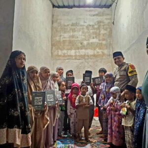 Bhabinkamtibmas Desa Teros Jalin Silaturahmi dan Serahkan Al-Qur’an kepada TPQ Al Muslim, Sampaikan Pesan Kamtibmas