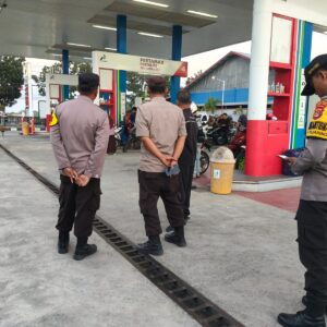 Bhabinkamtibmas Desa Tanak Kaken Laksanakan Patroli dan Koordinasi di SPBU Sakra Barat