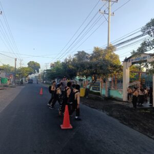 Bhabinkamtibmas Desa Jantuk Laksanakan Rawan Pagi di Depan SMP 1 Sukamulia untuk Kelancaran Arus Lalu Lintas