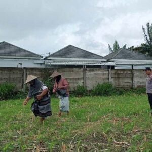 Polsek Labuapi Gerakkan Warga Karang Bongkot Manfaatkan Lahan Pekarangan