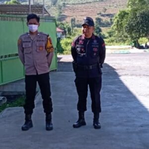 SAT BINMAS POLRES DOMPU BERIKAN PEMBINAAN DAN PENGARAHAN KEPADA SATPAM GUDANG JAGUNG DI MANGGELEWA